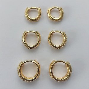 BRINCO FOLHEADO A OURO - BANHADO COM 5 MILÉSIMOS + VERNIZ DIAMOND - BRINCO DE TRIO ARGOLA CRAVEJADO EM MICROS ZIRCÔNIAS 9/11/13MM - (OURO174) OUBR000173