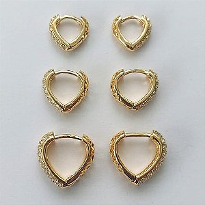 BRINCO FOLHEADO A OURO - BANHADO COM 5 MILÉSIMOS + VERNIZ DIAMOND - BRINCO DE TRIO ARGOLA CORAÇÃO CRAVEJADO EM MICROS ZIRCÔNIAS 7/9/12MM - (OURO175) OUBR000174