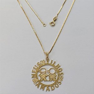 GARGANTILHA FOLHEADA A OURO - BANHADO COM 5 MILÉSIMOS + VERNIZ DIAMOND - GARGANTILHA COM CORRENTE VENEZIANA 45CM E PINGENTE MANDALA VAZADO COM MEUS FILHOS AMADOS 34MM - FECHO REDONDO - (OURO177) OUGG000134