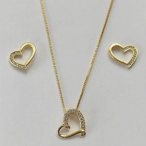 CONJUNTO FOLHEADO A OURO - BANHADO COM 5 MILÉSIMOS + VERNIZ DIAMOND - CONJUNTO COM CORRENTE VENEZIANA 45CM E PINGENTES CORAÇÃO VAZADOS CRAVEJADOS EM MICROS ZIRCÔNIAS 13MM - FECHO REDONDO - (OURO176) OUCJ000032