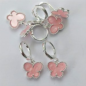 BRINCO FOLHEADO A PRATA COM 50 MILÉSIMOS + VERNIZ DIAMOND ARGOLA DE PRESSÃO BORBOLETA ROSA 11MM(PRA376) PRBR001069