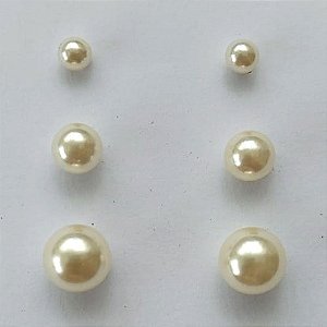 BRINCO FOLHEADO A OURO - BANHADO COM 5 MILÉSIMOS + VERNIZ DIAMOND - BRINCO TRIO DE PINO PÉROLAS 4/6/7MM (OURO120) OUBR000175