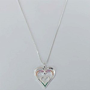 GARGANTILHA FOLHEADA A PRATA COM 50 MILÉSIMOS + VERNIZ DIAMOND CORRENTE VENEZIANA 42CM CORAÇÃO TRIPLO COM ZIRCÔNIAS COLORIDAS 20MM PRGG001353
