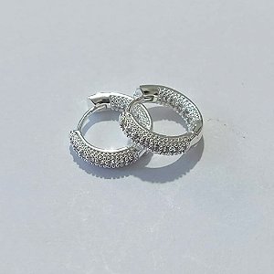 BRINCO FOLHEADO A PRATA COM 50 MILÉSIMOS + VERNIZ DIAMOND ARGOLA COM 1 FILEIRA DE MICRO ZIRCÔNIAS 12MM PRBR001074