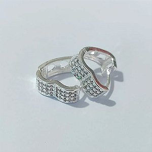 BRINCO FOLHEADO A PRATA COM 50 MILÉSIMOS + VERNIZ DIAMOND ARGOLA FORMATO CORAÇÃO COM 3 FILEIRAS DE MICRO ZIRCÔNIAS 14MM PRBR001075