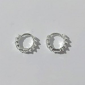 BRINCO FOLHEADO A PRATA COM 50 MILÉSIMOS + VERNIZ DIAMOND ARGOLA COM TRAVA DESENHADO 9MM PRBR001077
