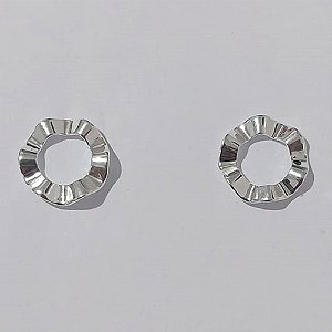 BRINCO FOLHEADO A PRATA COM 50 MILÉSIMOS + VERNIZ DIAMOND BRINCO DE PINO TEXTURA ORGÂNICA VAZADA 11MM PRBR001083