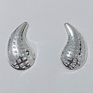 BRINCO FOLHEADO A PRATA COM 50 MILÉSIMOS + VERNIZ DIAMOND BRINCO DE PINO FORMATO GOTA VAZADAS 17MM PRBR001085
