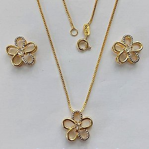 CONJUNTO FOLHEADO A OURO - BANHADO COM 5 MILÉSIMOS + VERNIZ DIAMOND - (CJA740) CONJUNTO COM CORRENTE VENEZIANA 45CM E PINGENTES FLOR VAZADA CRAVEJADAS EM MICROS ZIRCÔNIAS 14MM - FECHO REDONDO - (OURO182) OUCJ000035