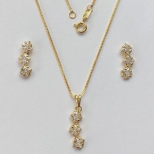 CONJUNTO FOLHEADO A OURO - BANHADO COM 5 MILÉSIMOS + VERNIZ DIAMOND -CONJUNTO COM CORRENTE VENEZIANA 45CM E PINGENTES COM PEDRAS EM ZIRCÔNIAS CRISTAIS 6X20MM - FECHO REDONDO - (OURO185)OUCJ000037