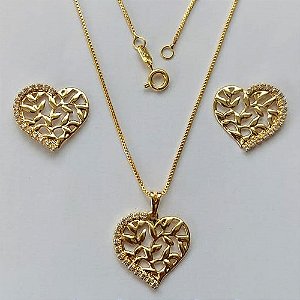 CONJUNTO FOLHEADO A OURO - BANHADO COM 5 MILÉSIMOS + VERNIZ DIAMOND - CONJUNTO COM CORRENTE VENEZIANA 45CM E PINGENTES CORAÇÃO VAZADO CRAVEJADO EM MICROS ZIRCÔNIAS 19MM - FECHO REDONDO - (OURO192) OUCJ000040