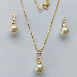 CONJUNTO FOLHEADO A OURO - BANHADO COM 5 MILÉSIMOS + VERNIZ DIAMOND - CONJUNTO COM CORRENTE VENEZIANA 45CM E PINGENTES PÉROLAS COM ZIRCÔNIAS 20MM - FECHO REDONDO - (OURO195) OUCJ000042
