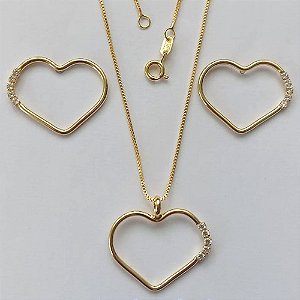 CONJUNTO FOLHEADO A OURO - BANHADO COM 5 MILÉSIMOS + VERNIZ DIAMOND -  CONJUNTO COM CORRENTE VENEZIANA 45CM E PINGENTES CORAÇÕES VAZADOS COM ZIRCÔNIAS 21X25MM - FECHO REDONDO - (OURO196) OUCJ000043