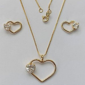 CONJUNTO FOLHEADO A OURO - BANHADO COM 5 MILÉSIMOS + VERNIZ DIAMOND - CONJUNTO COM CORRENTE VENEZIANA 45CM E PINGENTES CORAÇÕES VAZADOS COM ZIRCÔNIAS 22X28MM - FECHO REDONDO - (OURO197)OUCJ000044