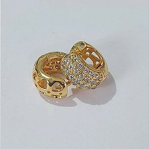 BRINCO FOLHEADO A OURO - BANHADO COM 5 MILÉSIMOS + VERNIZ DIAMOND - BRINCO DE ARGOLA COM 4 FILEIRAS DE MICRO ZIRCÔNIAS 12MM - OUBR000179