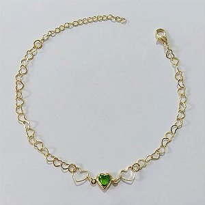 PULSEIRA FOLHEADA A OURO - BANHADO COM 3 MILÉSIMOS + VERNIZ DIAMOND 17CM CORAÇÃO COM PEDRA CRISTAL VERDE E CORAÇÕES VAZADOS + EXTENSOR OUPS000040