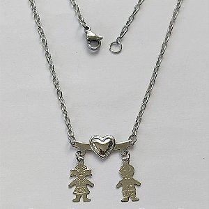 GARGANTILHA EM AÇO INOXIDÁVEL - (AÇO12) GARGANTILHA CORRENTE 45CM COM PINGENTE CANGA COM MENINO E MENINA 20X24MM - COMPOSIÇÃO: AÇO INOXIDÁVEL - (AÇO1312) ACGG000212