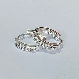 BRINCO FOLHEADO A PRATA COM 50 MILÉSIMOS + VERNIZ DIAMOND ARGOLA CRAVEJADO EM MICROS ZIRCÔNIAS 2X12MM (PAR) PRBR001091