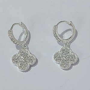 BRINCO FOLHEADO A PRATA COM 50 MILÉSIMOS + VERNIZ DIAMOND - BRINCO ARGOLINHA DE PRESSÃO COM BASE E TREVO CRAVEJADO EM MICROS ZIRCÔNIAS 12MM (PAR) PRBR001093