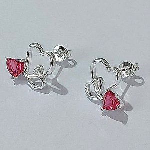 BRINCO FOLHEADO A PRATA COM 50 MILÉSIMOS + VERNIZ DIAMOND - BRINCO DE PINO COM COAÇÕES VAZADOS E PEDRA EM ZIRCÔNIA CORAÇÃO ROSA 12MM (PAR) PRBR001094