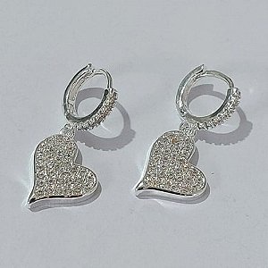 BRINCO FOLHEADO A PRATA COM 50 MILÉSIMOS + VERNIZ DIAMOND - BRINCO ARGOLINHA DE PRESSÃO COM BASE E CORAÇÃO CRAVEJADOS EM MICROS ZIRCÔNIAS 14MM (PAR) PRBR001096