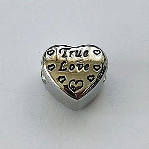 BERLOQUE EM AÇO INOXIDÁVEL PARA PULSEIRAS TIPO PANDORA - CORAÇÃO PALAVRA TRUE LOVE 10X11MM - COMPOSIÇÃO 100% AÇO INOXIDÁVEL - (AÇO1362) ACBQ000052