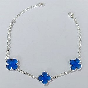 PULSEIRA FOLHEADA A PRATA COM 50 MILÉSIMOS + VERNIZ DIAMOND - PULSEIRA COM TREVOS AZUIS EM VIDROS 15MM - TAMANHO: 18CM + EXTENSOR - FECHO LAGOSTA PRPS001032