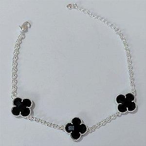 PULSEIRA FOLHEADA A PRATA COM 50 MILÉSIMOS + VERNIZ DIAMOND - PULSEIRA COM TREVOS PRETOS EM VIDROS 15MM - TAMANHO: 18CM + EXTENSOR - FECHO LAGOSTA PRPS001033