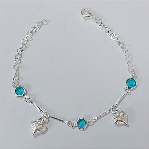 PULSEIRA FOLHEADA A PRATA COM 50 MILÉSIMOS + VERNIZ DIAMOND - PULSEIRA COM CORAÇÕES E PEDRAS CRISTAIS AZUÍS- TAMANHO: 17CM - FECHO LAGOSTA PRPS001049