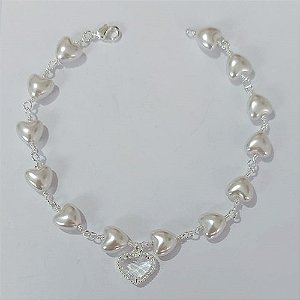 PULSEIRA FOLHEADA A PRATA COM 50 MILÉSIMOS + VERNIZ DIAMOND 18CM FORMATO CORAÇÃO EM PÉROLAS E CORAÇÃO DE VIDRO BRANCO FECHO LAGOSTA PRPS001058