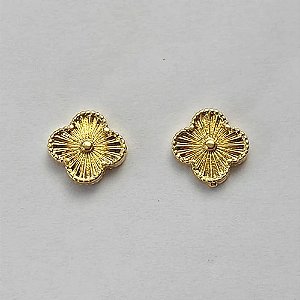 BRINCO FOLHEADO A OURO - BANHADO COM 5 MILÉSIMOS + VERNIZ DIAMOND - BRINCO DE PINO TREVO 9MM - (OURO220) OUBR000190