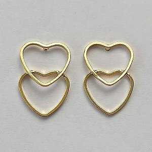 BRINCO FOLHEADO A OURO - BANHADO COM 5 MILÉSIMOS + VERNIZ DIAMOND - BRINCO DE PINO CORAÇÃO DUPLO VAZADO 13MM - (OURO223) OUBR000193