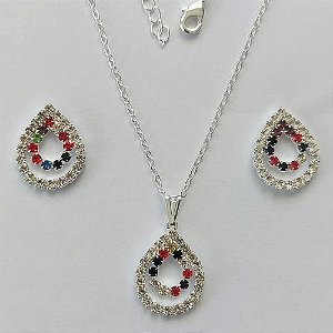 CONJUNTO FOLHEADO A PRATA COM 50 MILÉSIMOS  + VERNIZ DIAMOND CORRENTE CADEADO 45CM PINGENTE E BRINCOS FORMATO GOTA VAZADAS COM CRISTAIS COLORIDOS 15X21MM (PRA032) PRCJ000129