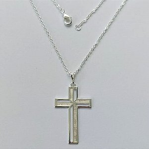GARGANTINHA FOLHEADA A PRATA COM 50 MILÉSIMOS + VERNIZ DIAMOND CORRENTE CADEADO 45CM COM PINGENTE CRUCIFIXO DESENHADO VAZADO 21X35MM (PRA069) PRGG001378
