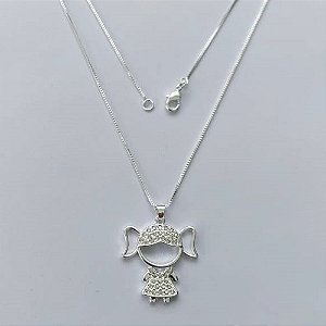 GARGANTILHA FOLHEADA A PRATA COM 50 MILÉSIMOS + VERNIZ DIAMOND - GARGANTILHA CORRENTE VENEZIANA 45CM PINGENTE MENINA COM MICRO ZIRCÔNIAS CRISTAL 24X26MM E FECHO LAGOSTA (PRA078) PRGG001379