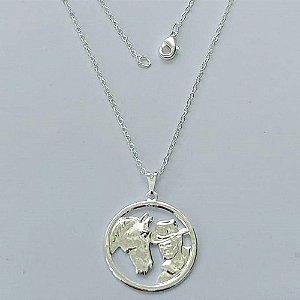 GARGANTILHA FOLHEADA A PRATA COM 50 MILÉSIMOS + VERNIZ DIAMOND - GARGANTILHA CORRENTE CADEADO 45CM PINGENTE CAVALO 24MM E FECHO LAGOSTA (PRA080)PRGG001380