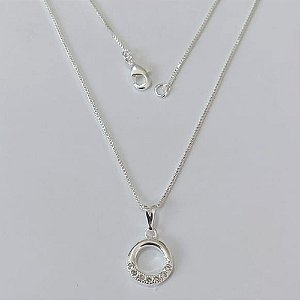 GARGANTILHA FOLHEADA A PRATA COM 50 MILÉSIMOS + VERNIZ DIAMOND - GARGANTILHA VENEZIANA 45CM E PINGENTE REDONDO VAZADO CRAVEJADO EM MICROS ZIRCÔNIAS E FECHO LAGOSTA PRGG001382