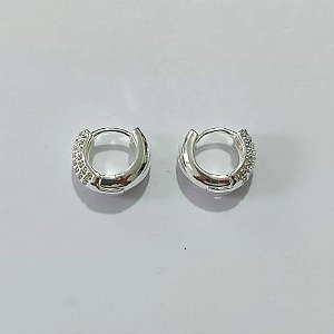 BRINCO FOLHEADA A PRATA COM 50 MILÉSIMOS + VERNIZ DIAMOND - BRINCO ARGOLA COM 5 FILEIRAS DE MICRO ZIRCÔNIAS 13MM PRBR001103
