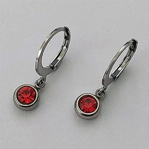 BRINCO EM AÇO INOXIDÁVEL - BRINCO ARGOLA DE PRESSÃO COM PINGENTE SOLITÁRIO EM ZIRCÔNIA VERMELHA 6MM - COMPOSIÇÃO: AÇO INOXIDÁVEL - (AÇO1596)ACBR000213