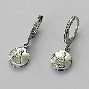 BRINCO EM AÇO INOXIDÁVEL(E1384) - BRINCO ARGOLA DE PRESSÃO COM PINGENTE NOSSA SENHORA APARECIDA 7MM - COMPOSIÇÃO: AÇO INOXIDÁVEL - (AÇO1600))ACBR000219