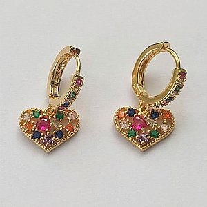BRINCO FOLHEADO A OURO (ARGB620)- BANHADO COM 5 MILÉSIMOS + VERNIZ DIAMOND -  BRINCO DE ARGOLA COM CORAÇÃO TODO CRAVEJADO DE MICRO ZIRCÔNIAS COLORIDAS 12MM - (OURO259) OUBR000216