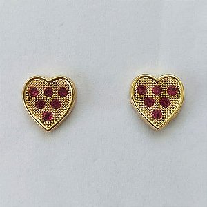 BRINCO FOLHEADO A OURO - BANHADO COM 5 MILÉSIMOS + VERNIZ DIAMOND -  BRINCO DE PINO CORAÇÃO COM MICRO ZIRCÔNIAS VERMELHAS 10MM - (OURO273) OUBR000217