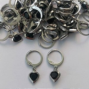 BRINCO EM AÇO INOXIDÁVEL - BRINCOS ARGOLAS DE PRESSÃO COM PINGENTE EM ZIRCÔNIA CORAÇÃO PRETA 7X8MM - COMPOSIÇÃO: AÇO INOXIDÁVEL - (AÇO1733)- ACBR000270