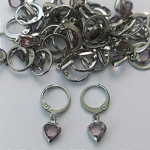 BRINCO EM AÇO INOXIDÁVEL - BRINCOS ARGOLAS DE PRESSÃO COM PINGENTE EM ZIRCÔNIA CORAÇÃO LILÁS 7X8MM - COMPOSIÇÃO: AÇO INOXIDÁVEL - (AÇO1735)- ACBR000272