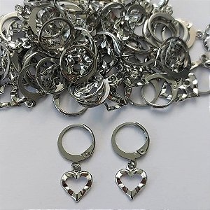 BRINCO EM AÇO INOXIDÁVEL - BRINCOS ARGOLAS DE PRESSÃO COM PINGENTE CORAÇÃO VAZADO 8MM - COMPOSIÇÃO: AÇO INOXIDÁVEL - (AÇO1750)- ACBR000279