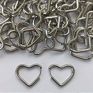 BRINCO EM AÇO INOXIDÁVEL - BRINCO DE ARGOLA COM TRAVA FORMATO CORAÇÃO 25MM - COMPOSIÇÃO: AÇO INOXIDÁVEL - (AÇO1775) ACBR000303