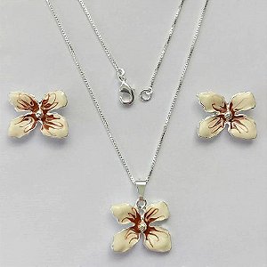 CONJUNTO FOLHEADO A PRATA COM 50 MILÉSIMOS + VERNIZ DIAMOND - CONJUNTO COM CORRENTE VENEZIANA 45CM -BRINCOS DE PINO E PINGENTES EM FLORES ESMALTADAS BRANCA 16X19MM (PRA109) PRCJ000133
