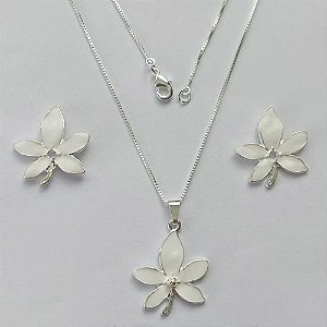 CONJUNTO FOLHEADO A PRATA COM 50 MILÉSIMOS + VERNIZ DIAMOND - CONJUNTO COM CORRENTE 45CM - BRINCOS DE PINO E PINGENTES EM FLORES ESMALTADAS BRANCA 21X23MM (PRA113) PRCJ000136