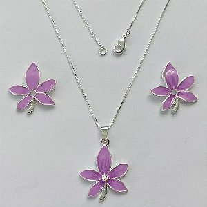CONJUNTO FOLHEADO A PRATA COM 50 MILÉSIMOS + VERNIZ DIAMOND - CONJUNTO COM CORRENTE VENEZIANA 45CM - BRINCOS DE PINO E PINGENTES EM FLORES ESMALTADAS LILÁS 21X23MM (PRA114) PRCJ000137