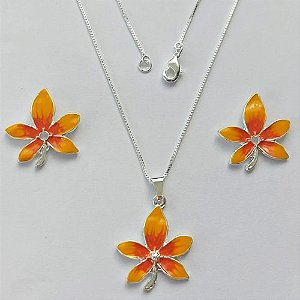 CONJUNTO FOLHEADO A PRATA COM 50 MILÉSIMOS + VERNIZ DIAMOND - CONJUNTO COM CORRENTE VENEZIANA 45CM - BRINCOS DE PINO E PINGENTES EM FLORES ESMALTADAS LARANJA 21X23MM (PRA115) PRCJ000138